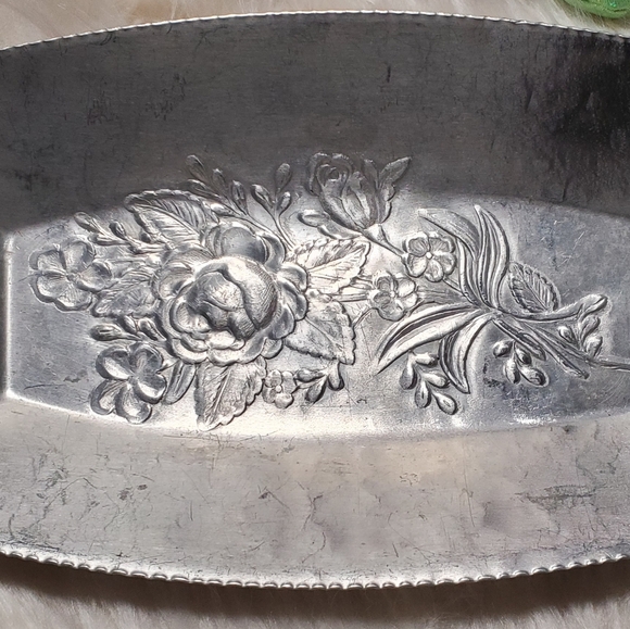 Hammered Aluminum Bread Tray With Flower Print - Picture 6 of 6